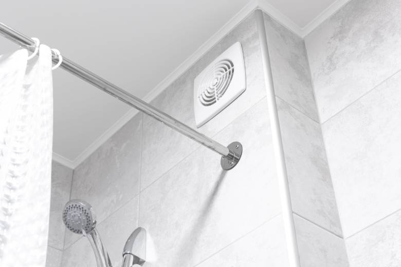 Een goede ventilatie in de badkamer voor muffe geurtjes uit huis te verwijderen.