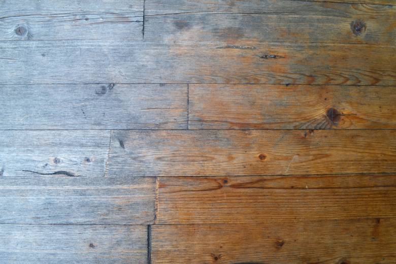 Verkleuring van een houten vloer door vochtproblemen.